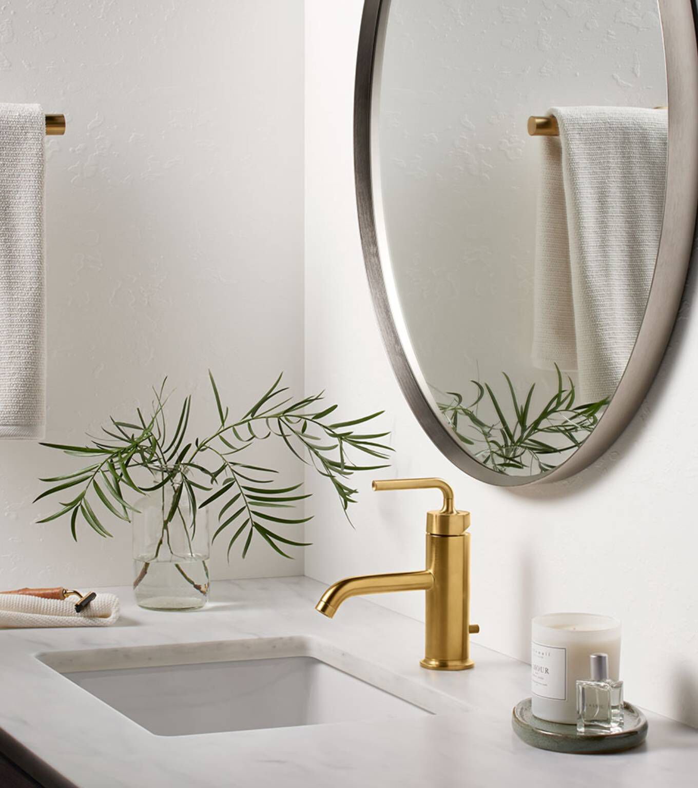 Llave monomando baja para lavabo línea Purist en dorado cepillado,,hi-res image number null