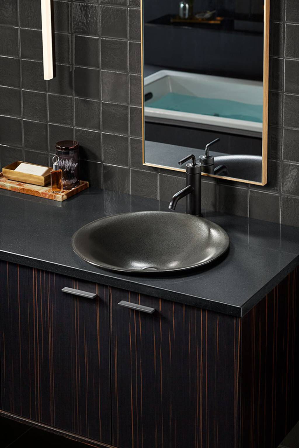 Llave monomando baja para lavabo línea Purist en negro mate,,hi-res image number null